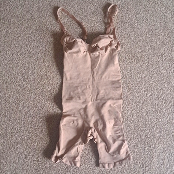 XLARGE    SKIMS SEAMLESS SCULPTING MID THIGH  BODYSUIT. - Picture 3 of 9